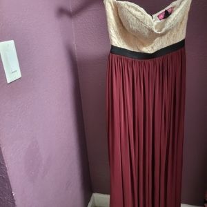 Sleeveless women's evening gown